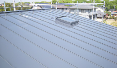 ガルバリウムやトタンなどの鋼板（屋根）